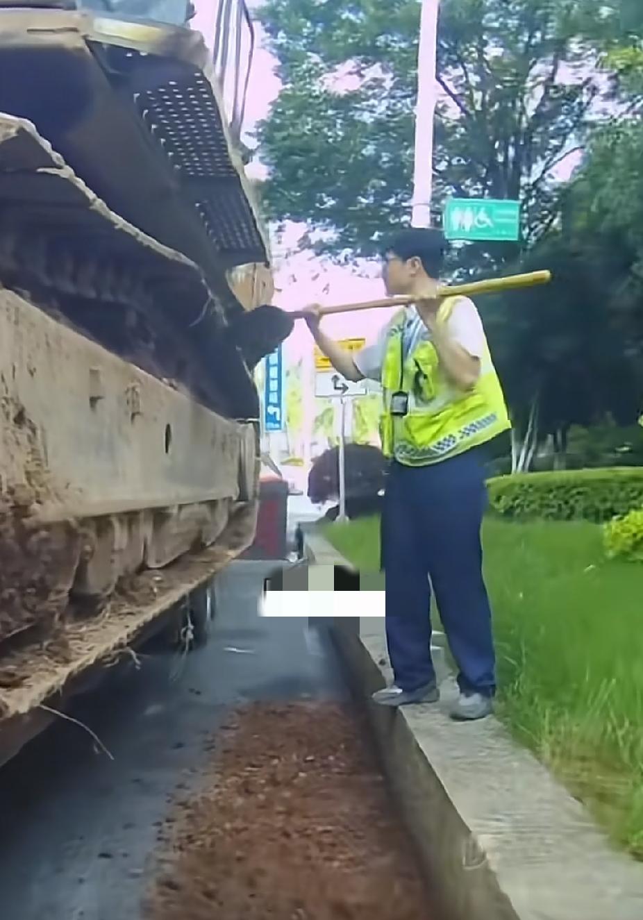 大货车过收费站时，却被收费人员拦了下来，可接下来的一幕，让司机师傅感动得热泪盈眶