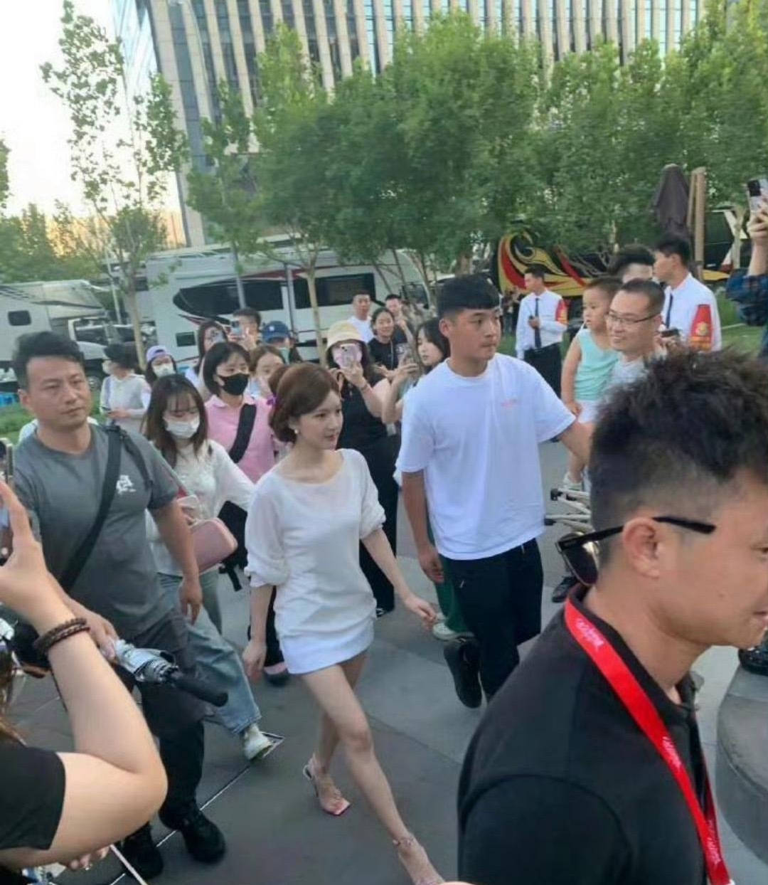路人视角下的赵露思真的巨美巨瘦！ 
