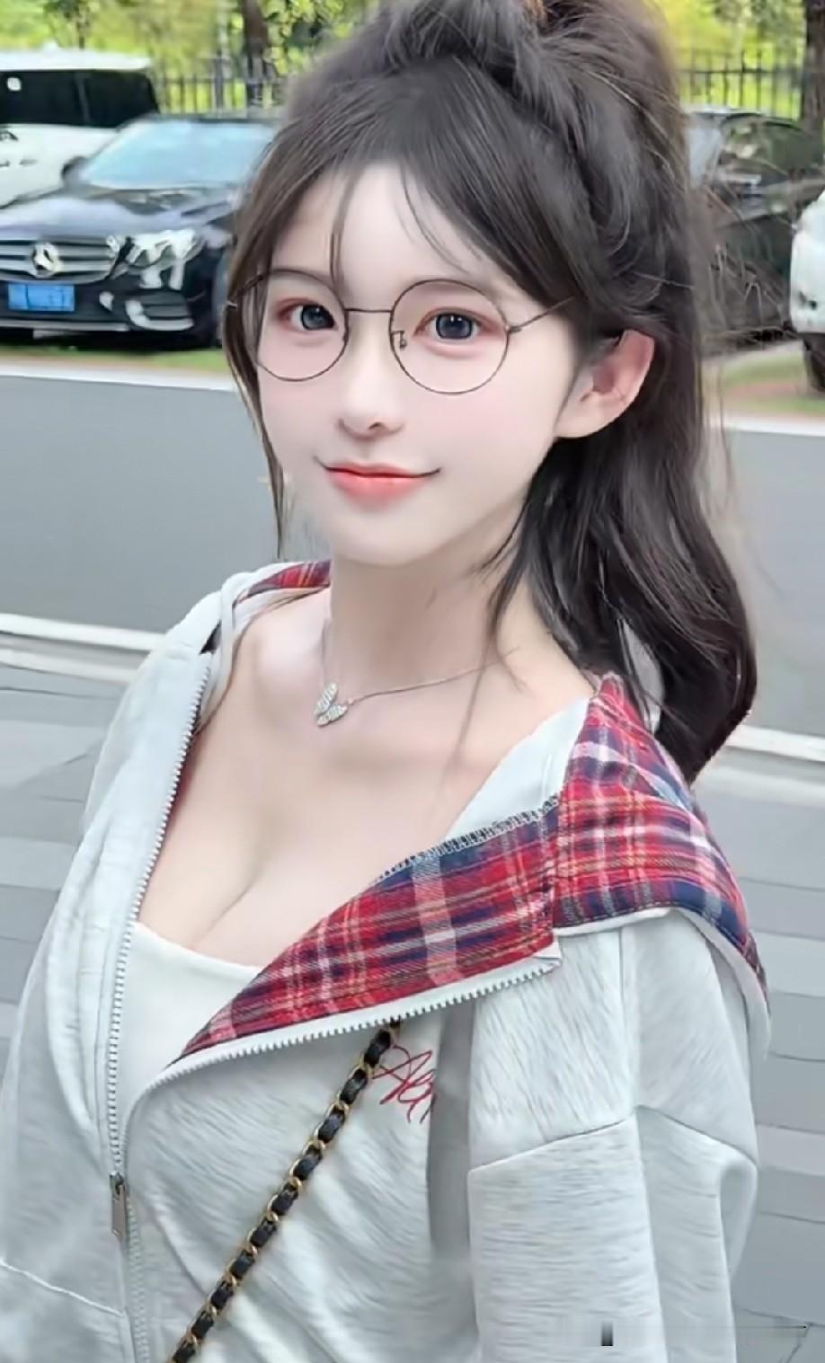 眼镜造型不错啊[赞]