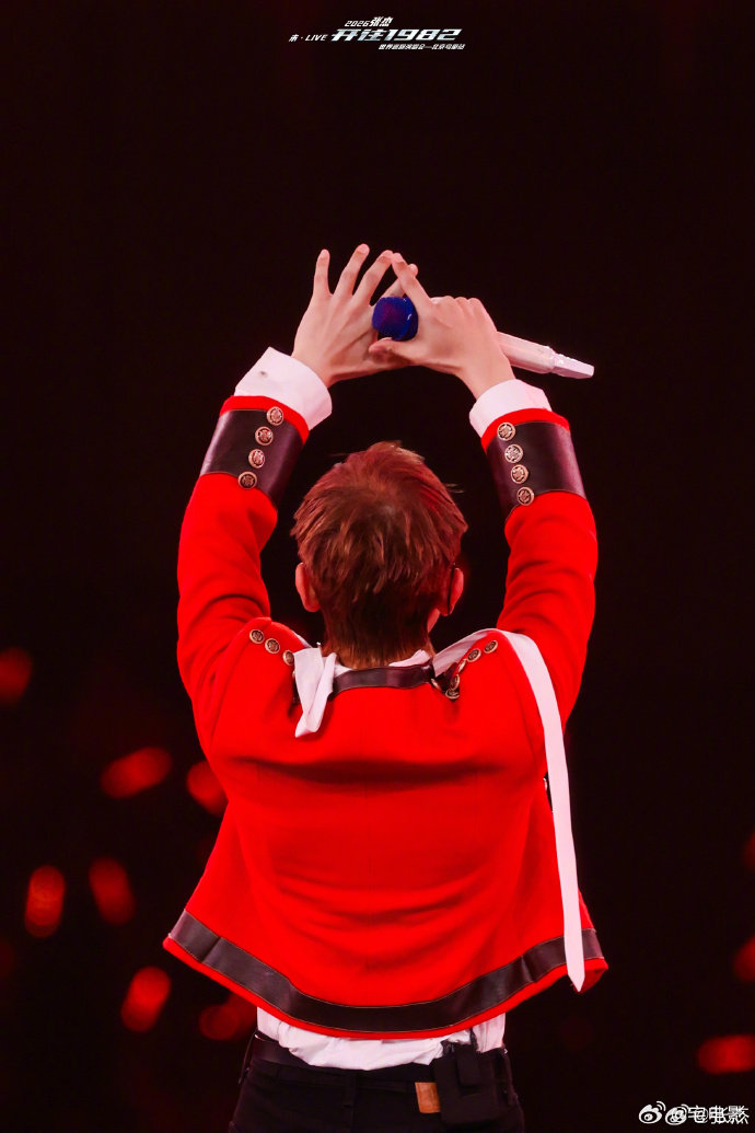 张杰伴舞都跳不动了张杰还在jump  看张杰演唱会这段真的服了，全程高能蹦跳，伴