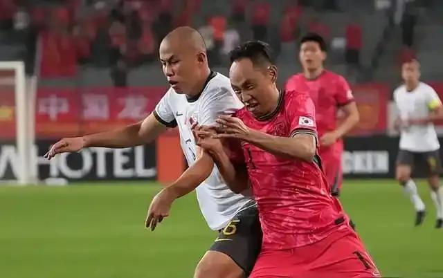 国足踢出世界级比赛！对阵中国香港领先了！东亚杯季军稳了！今天只要打平就可以豪取东