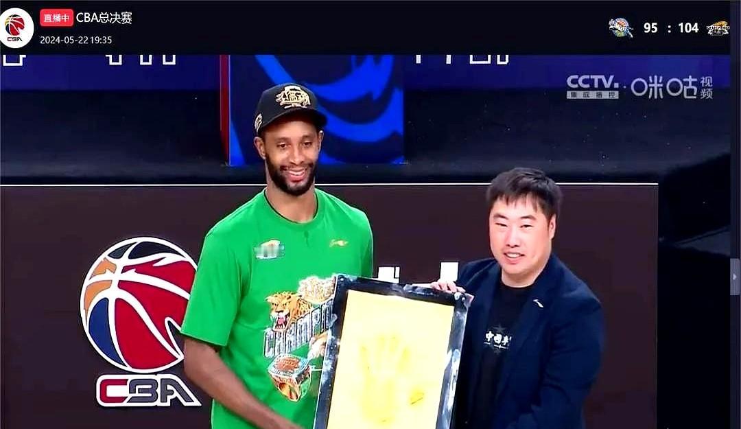 34岁弗格，三连冠FMVP，辽宁说断就断。

240万刀年薪秒变0报价，他开口2