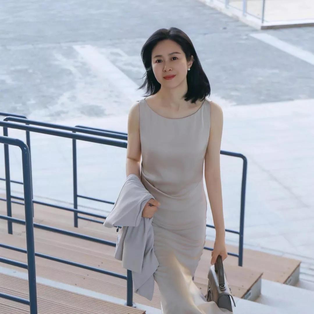 优雅气质，漫步在都市的宁静时光。都市女性气质 穿出从容气质 通勤休闲女神范 生活