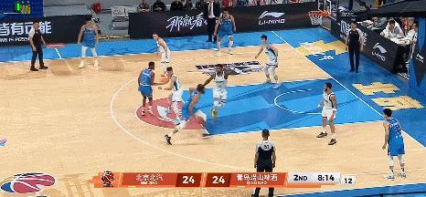 北京男篮vs青岛男篮 麦基今天进攻端挺兴奋的，一节半拿了10分了 