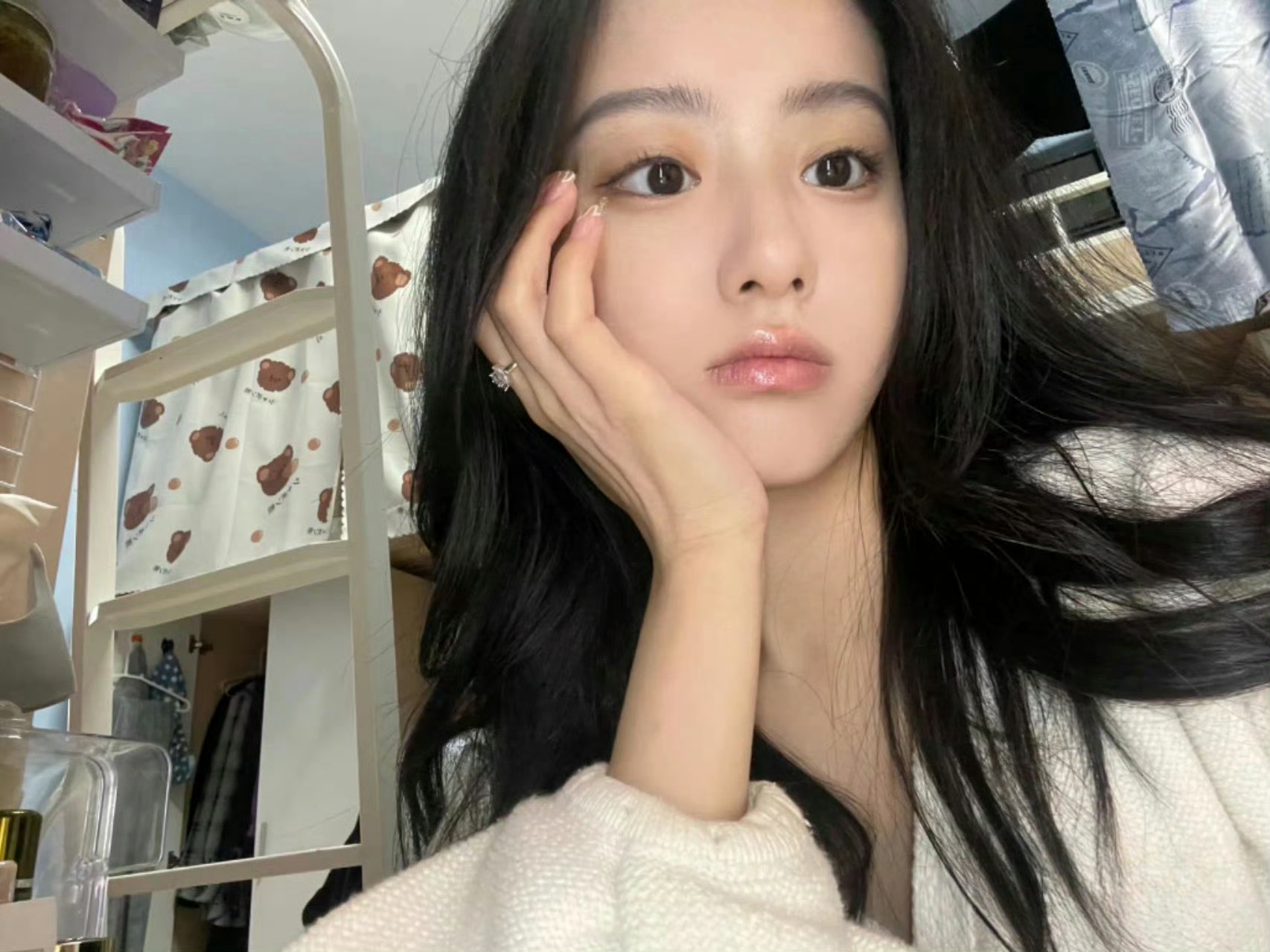 在宿舍的背景下出现这么一张美到断层的脸…. 