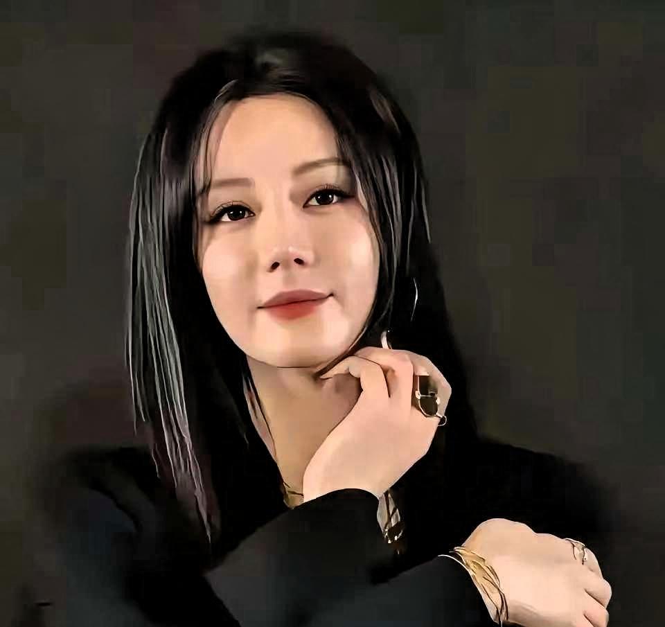 网上都说迪丽热巴医美了，我的健身教练叹了口气说，她这不是整容了，也不是垮脸了，而