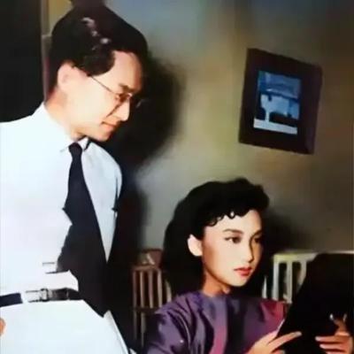 1948年，金庸第一次见到夏梦，整个人都神魂颠倒，为了接近她，金庸偷偷换了笔名"