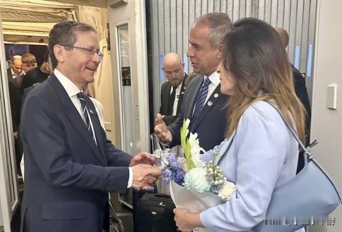 以色列总统伊萨克·赫尔佐格抵达悉尼，正式开启对澳大利亚的访问。在他访问期间，新州