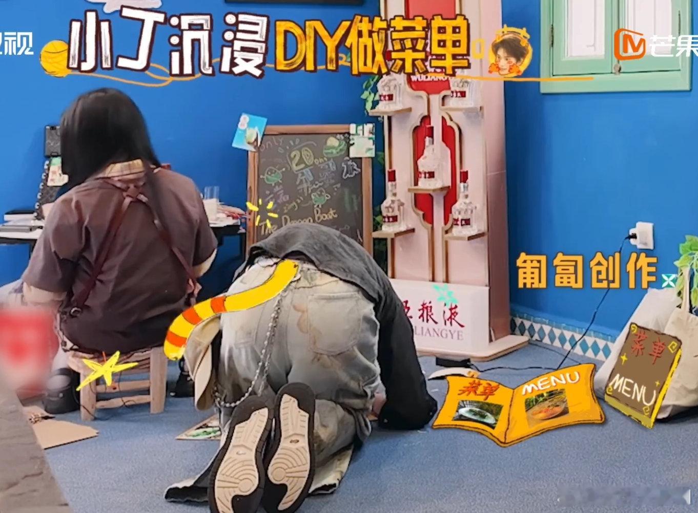 黄晓明把丁禹兮当猫rua黄晓明看到丁禹兮趴地上做徽章，那小模样跟自家小猫似的，忍