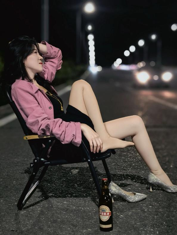 夜色，对寂寞的人来说就是一种保护色。远离了白天尘杂的喧嚣，源于内心的幸福感就会油
