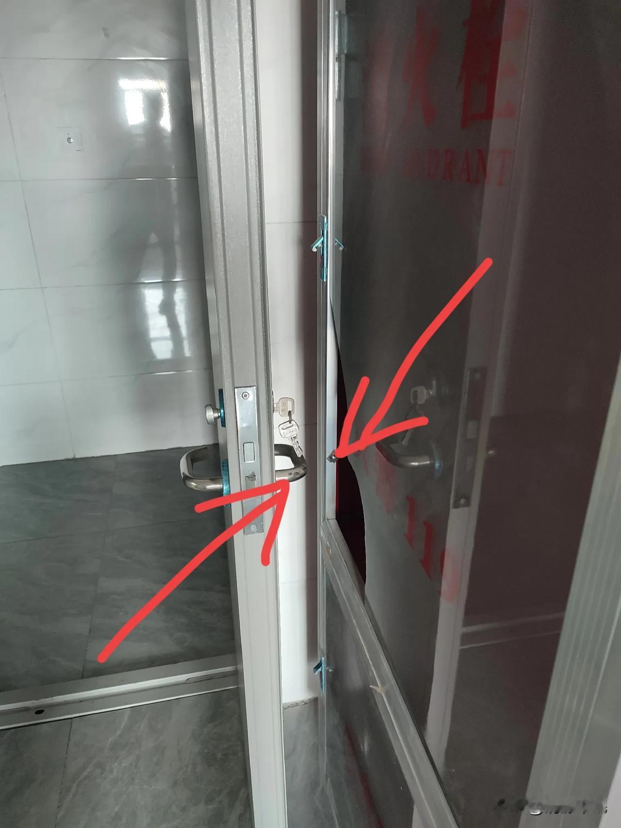 整个小区，最垃圾、最脑残的设计，没有之一。只要门开圆了，门把手必然会碰到消防盒，