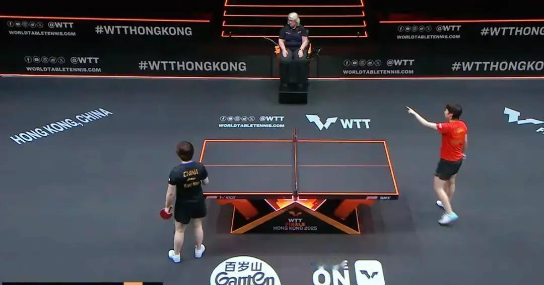 鳗鱼突然停拍，抬手指看台两次，八成又被闪瞎。
 
国乒今年走到哪儿都被闪光灯追着