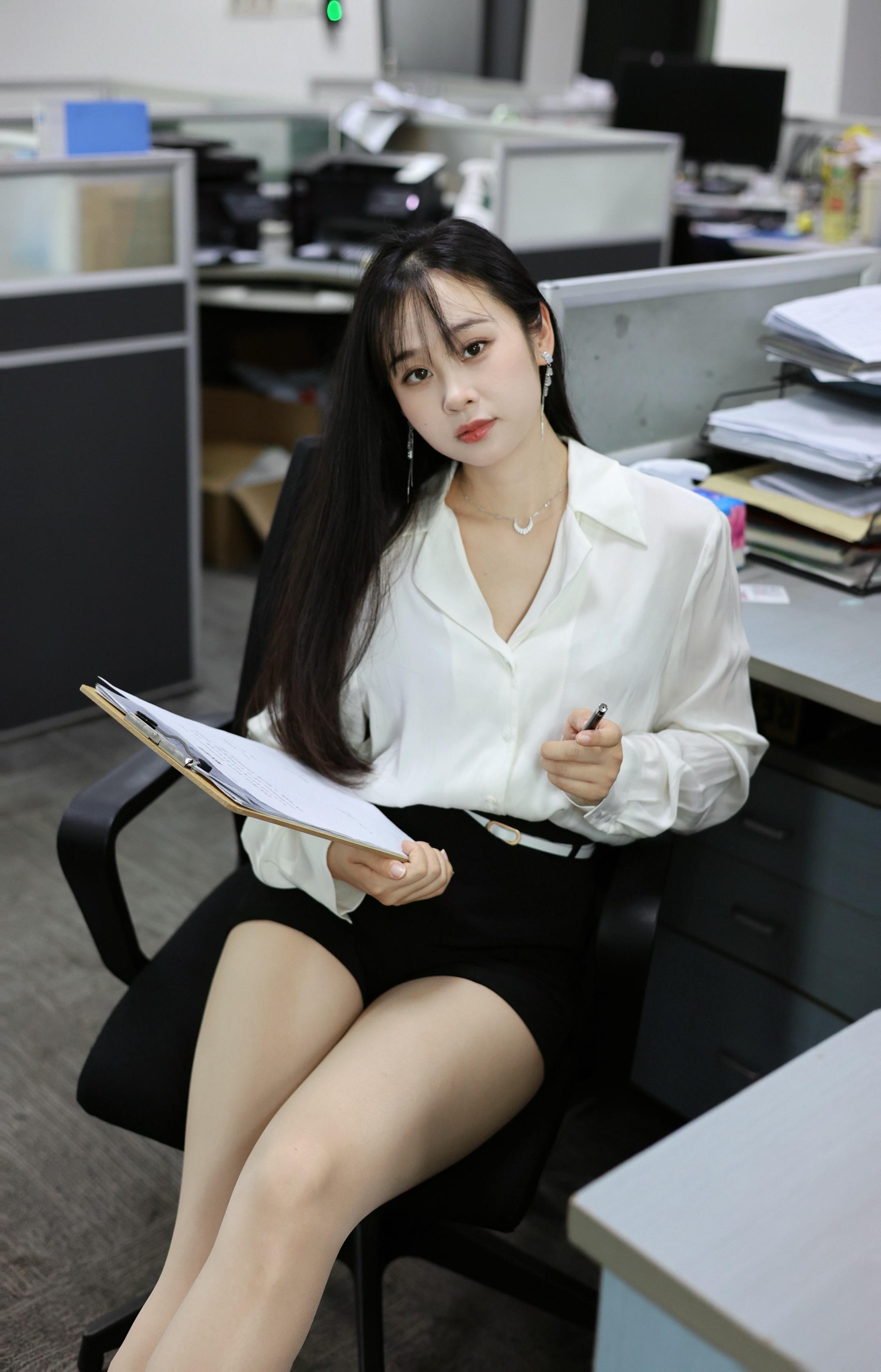 沉迷工作   无法自拔。