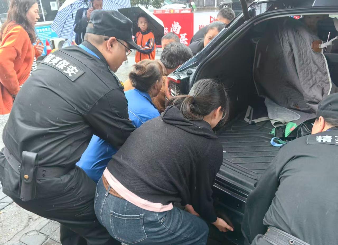 【襄阳街头暴雨抬车，90秒极限救援🔥】——平安那些事
这天中午暴雨如注，一位客