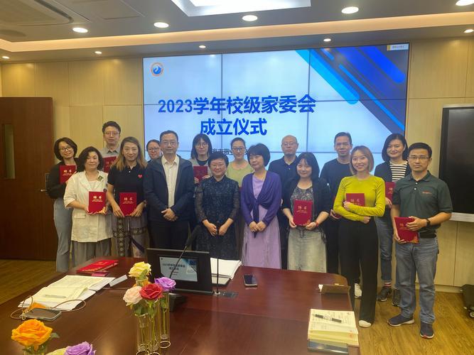 而在现实中却变成了只报喜不报忧，甚至变成了进入家委会的个别家长拍马讨好老师、以换