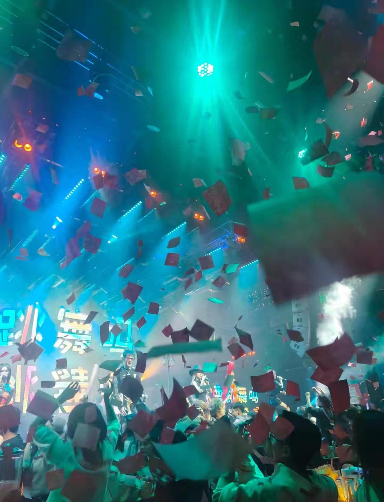 有人凌晨在酒吧吻着刚认识的女孩，有人接着剧本杀带入角色拜了天地，快餐式的恋爱，烂