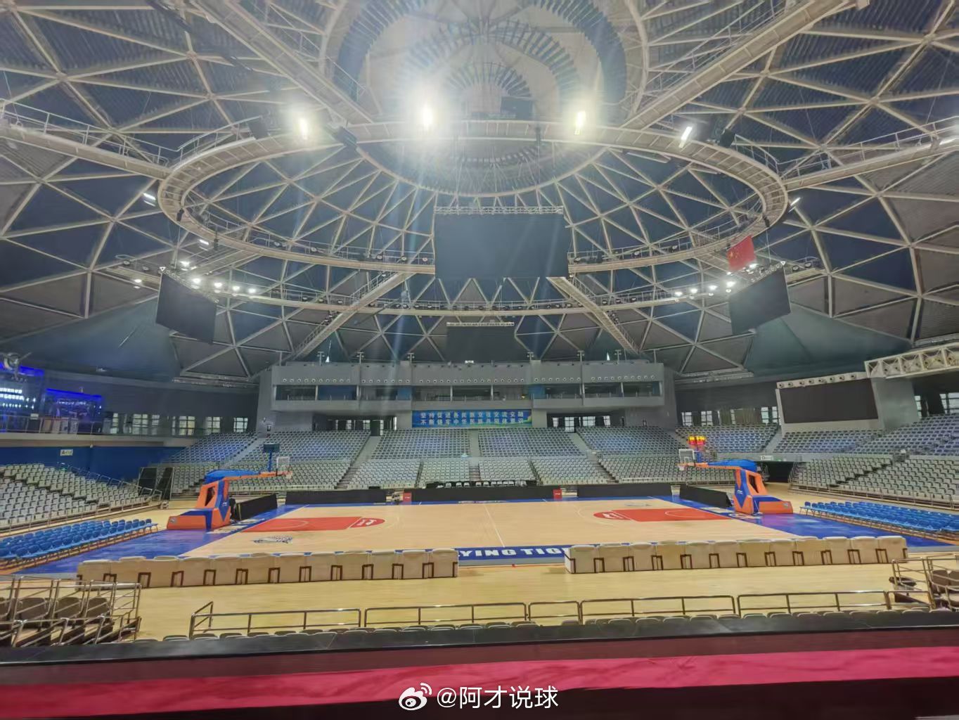 二工体育馆地板安装完成，即将开启他新赛季的任务！新疆男篮cba阿才说球新疆广汇男