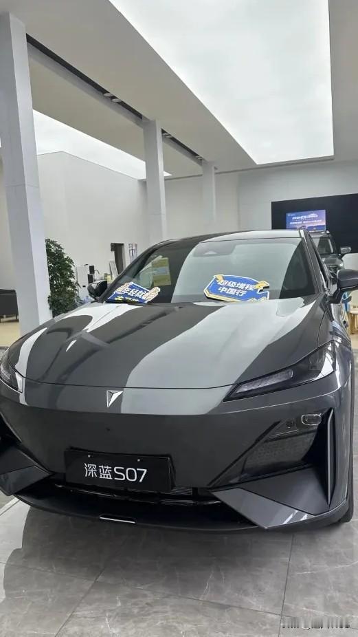 近期新上市的深蓝S07，华为乾崑长续航版堪称15万级中型SUV的“价值天花板”。