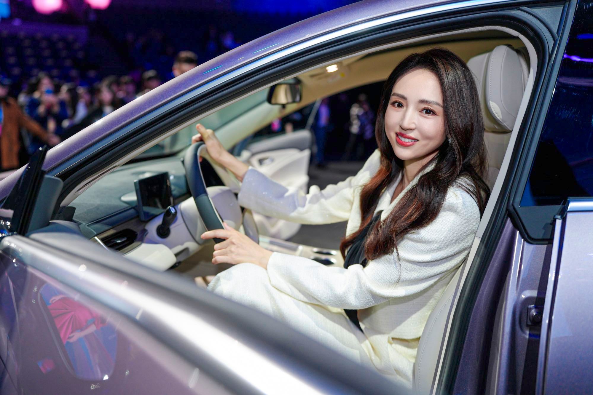 最近出席活动现场的董璇状态真的是爆棚了呀，皮肤真的是白里透红。笑起来的感觉也是充