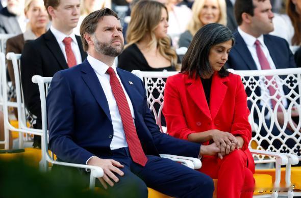 万斯暴怒：去吃X吧！美国副总统万斯周日愤怒地抨击批评他妻子的人，称他们可以“去吃