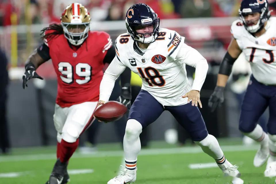 第17周大熊38：42 状元和无关紧要先生的对决两人基本上打个平手。 