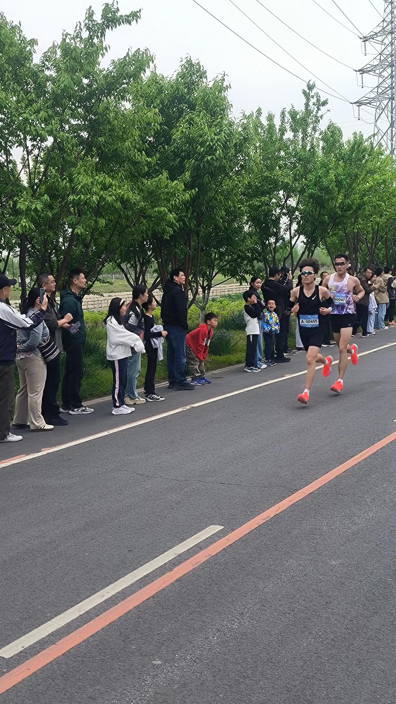 保马独家花絮！北堤路暖心瞬间：赛道上的“不速之客”
 
保定马拉松比赛刚开赛不久