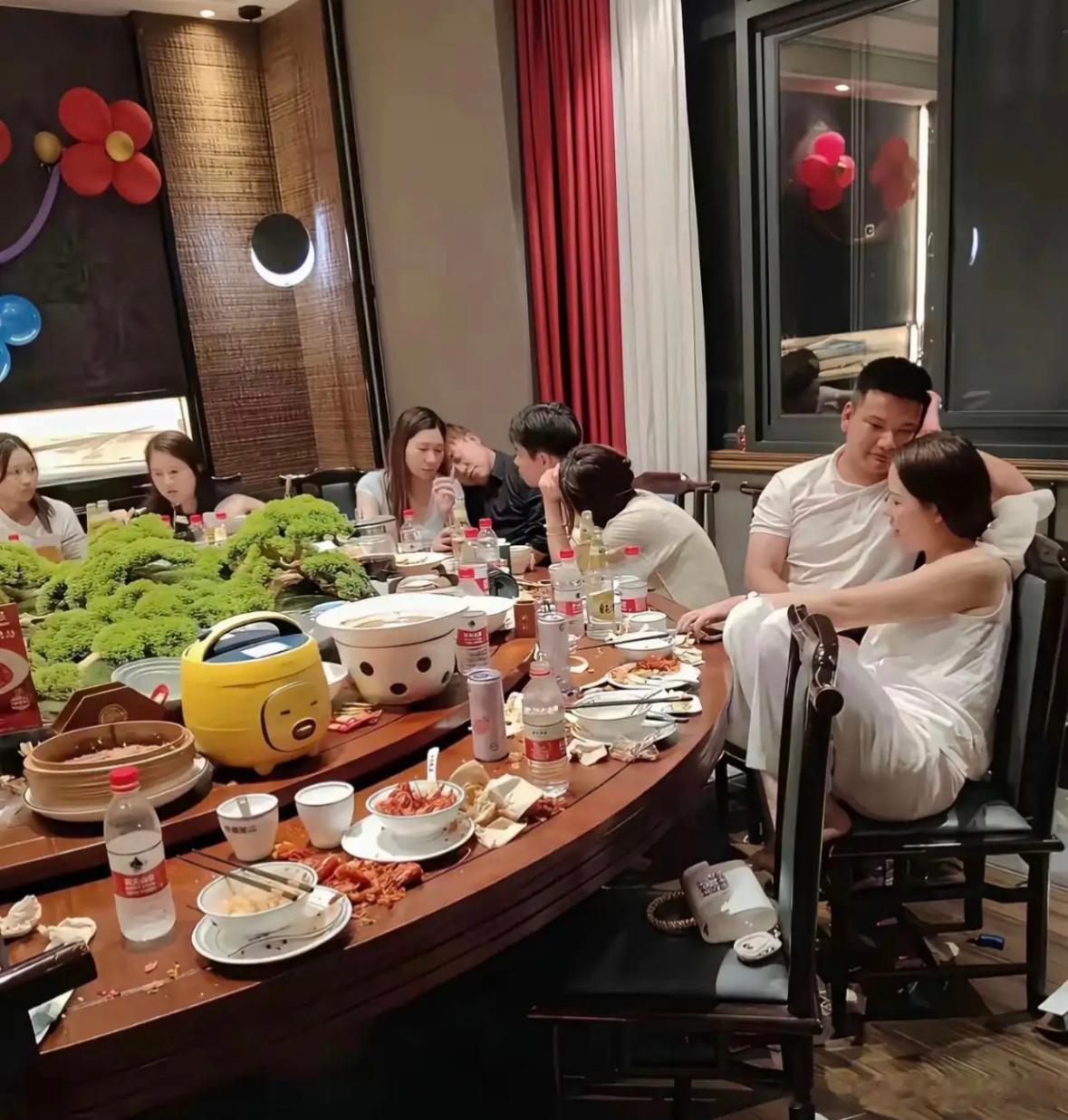 从现场氛围来看，这是什么聚会？ ​​​