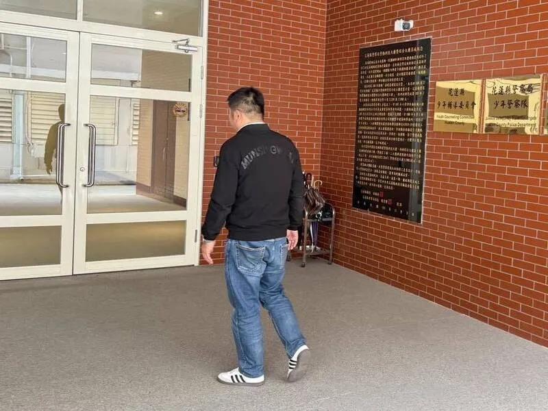 张峻今天称，傅崐萁指控他踢桌子害傅胸口受伤、血压升高，他收到花莲县警局通知要到刑