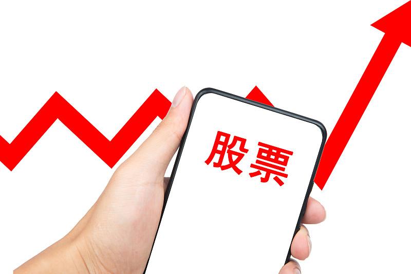 网上经常能刷到这样的帖子：某人拿几万块炒股，短短几年直接实现财富自由。很多普通人