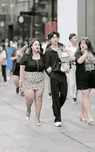 男女反差太大，女的重量级，男的弱不禁风，难道翻过来了吗？