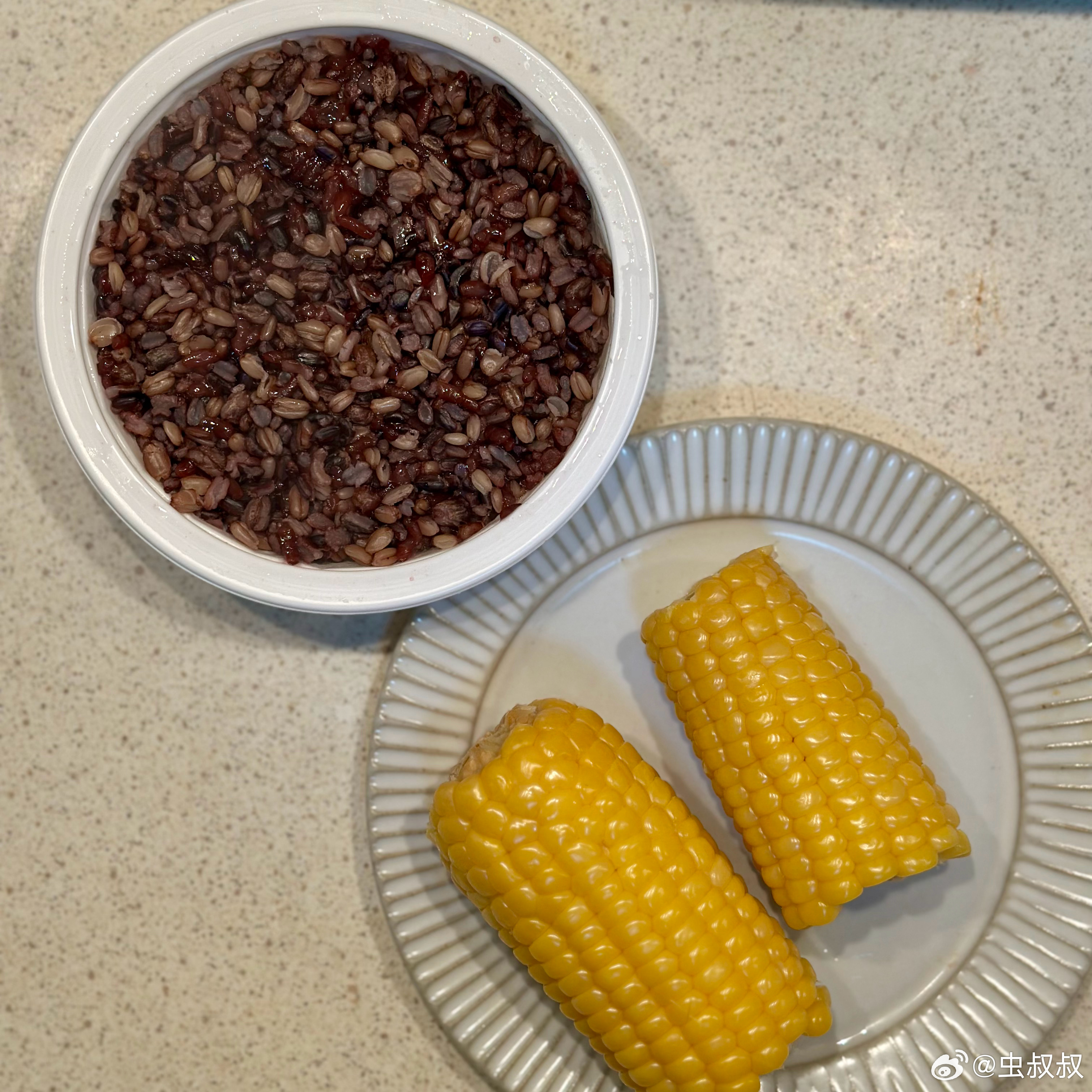 晚餐。烤三文鱼，肉沫烧豌豆，玉米和杂粮饭。我嫌买的肉糜脂肪太多，这次买的是瘦肉丝