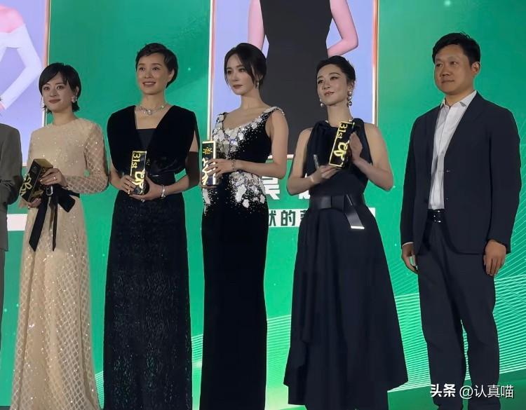 我要是杨紫，昨晚估计肠子都悔青了。

千不该万不该，就是不该穿这套藏蓝色无袖长裙