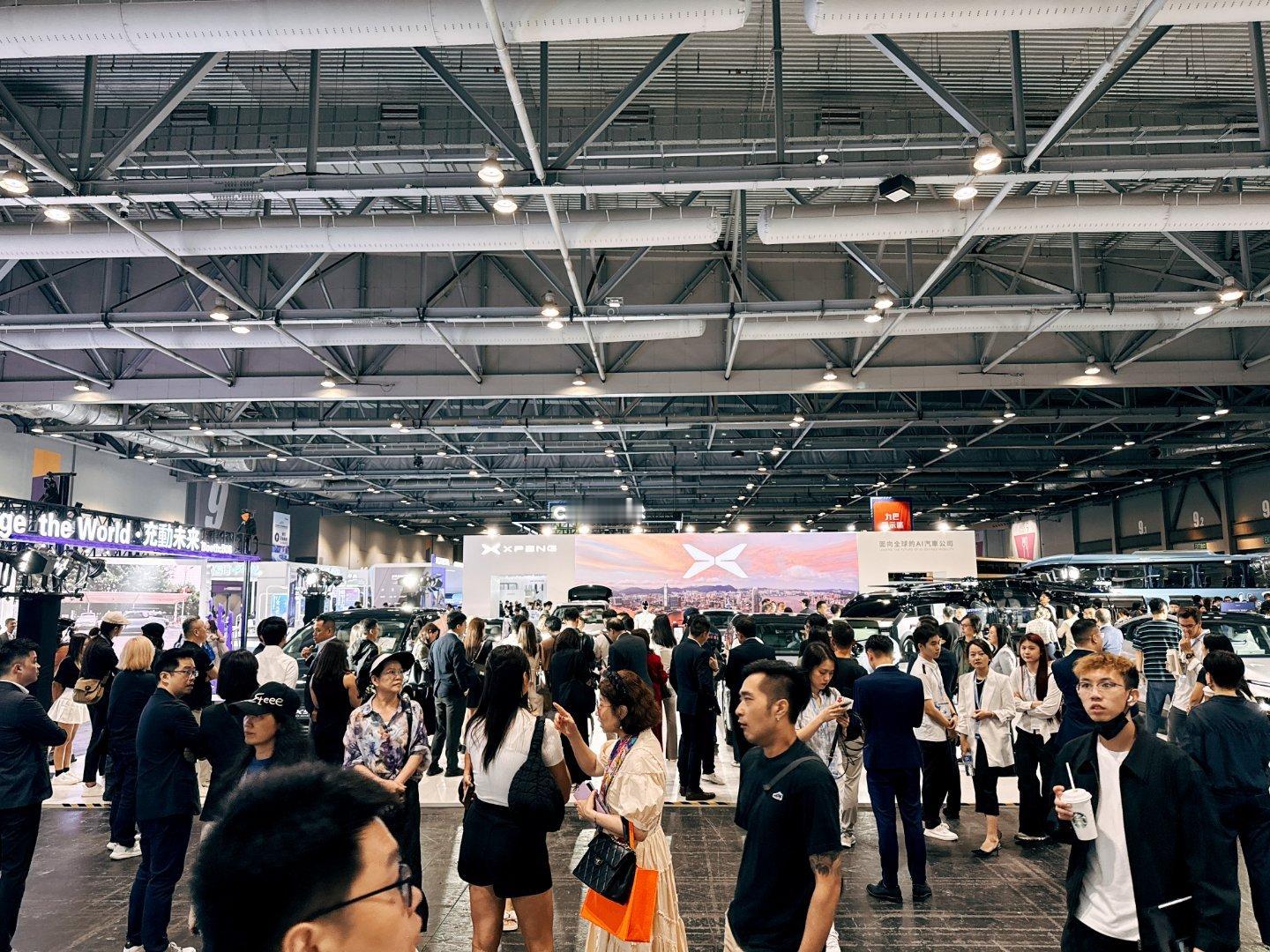 何小鹏香港车展揭秘G7三颗芯片在哪小鹏G7预售价23.58万元来香港车博会现场小