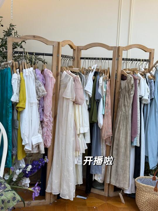 我家连衣裙真的好多好多👗开播啦