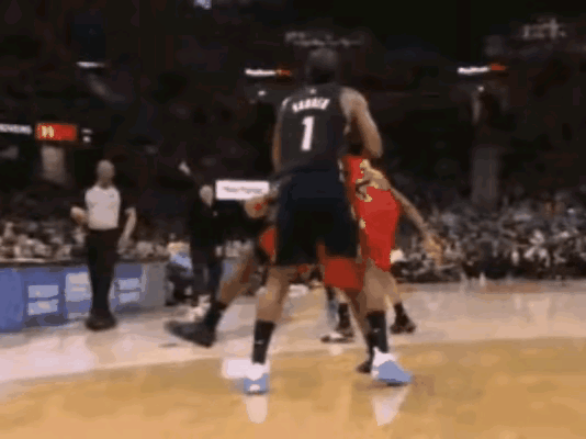 哈登拎谢德就和拎小鸡仔似的。这谢德好歹也是1.85米90公斤的后卫，但在100公