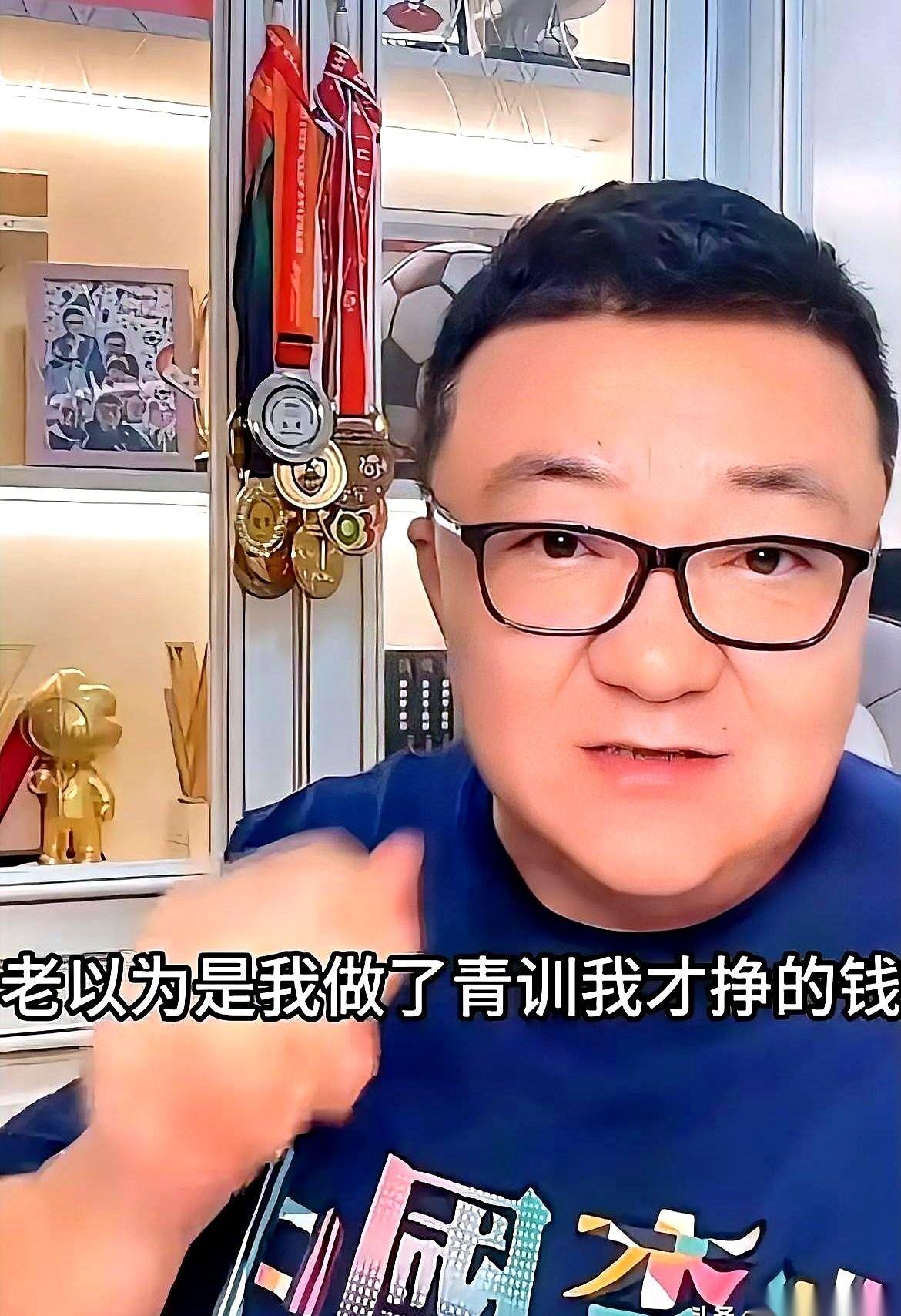 刚签下巴萨青训合同的李昊炎，回国了。
大连机场，闪光灯亮成一片，几十个麦克风几乎