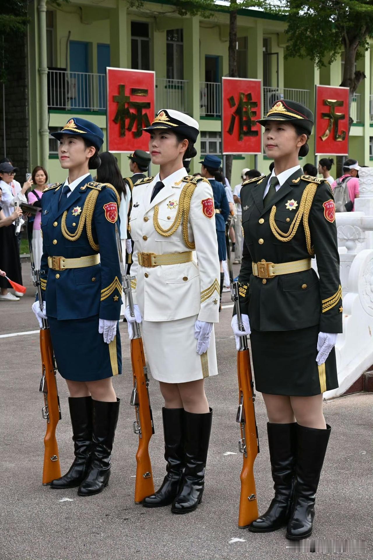 驻港部队军营开放日，三军仪仗队集体亮相，陆海空三色礼服整齐列队，身姿挺拔、步履铿