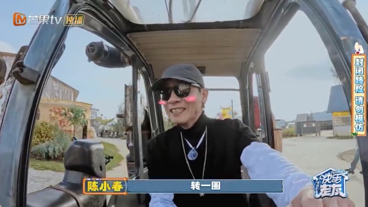 苏醒陈小春真人版跑跑卡丁车苏醒陈小春这个真人mini版跑跑卡丁车好可爱啊，上一秒