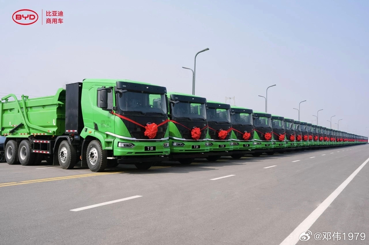 近日，50台比亚迪 纯电动自卸车在郑州赛车场批量交付！硬核技术护航航空港绿色建设