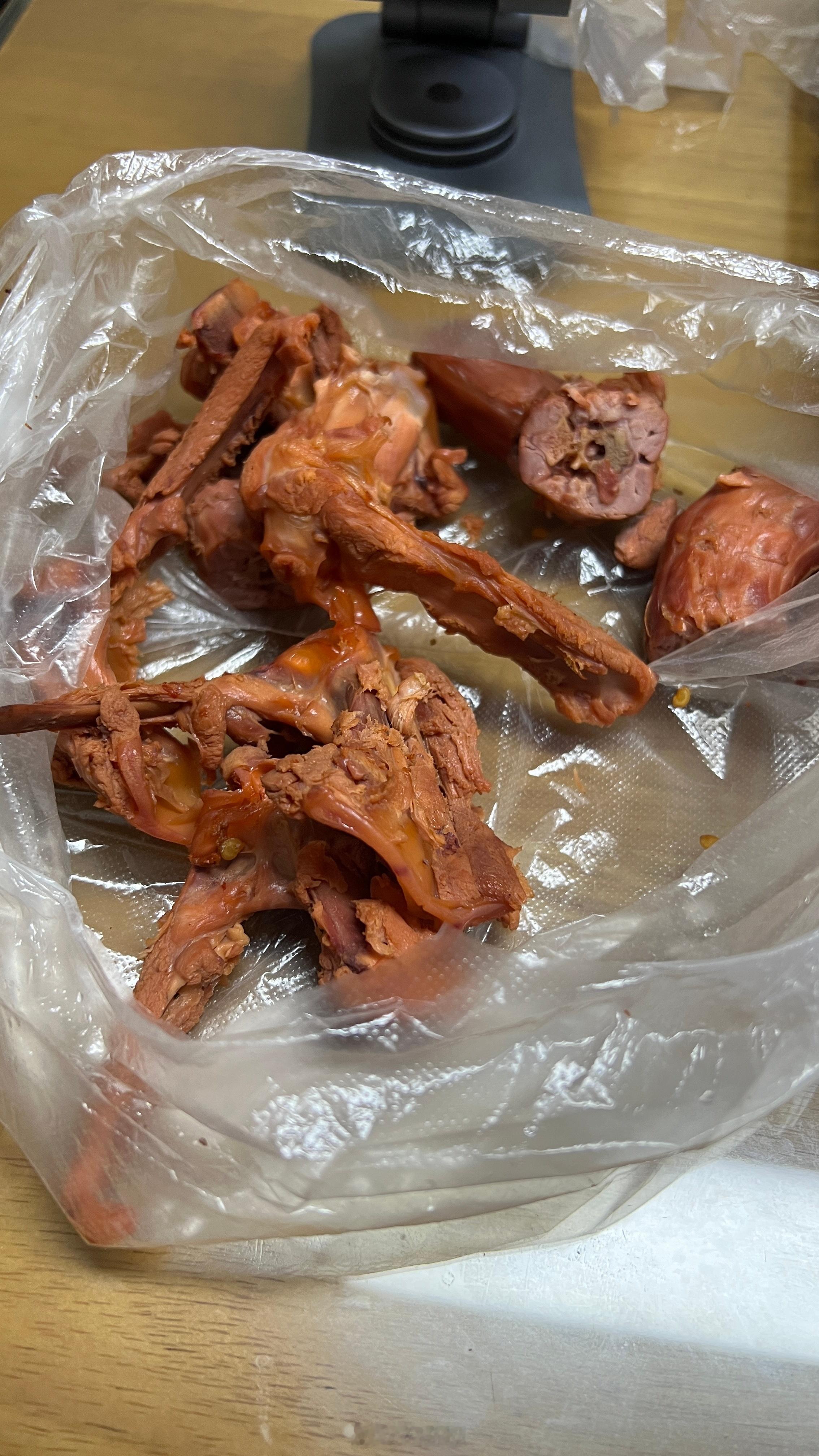 我说怎么有这么多鸭货可以卤，鸭肉去哪儿了呢？原来都去做牛肉，驴肉了 ​​​