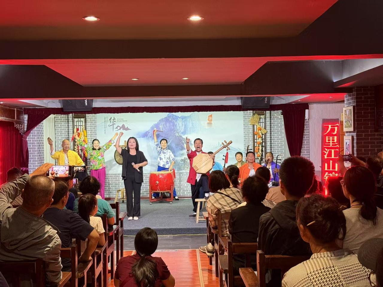 根本舍不得走
结束后还在和我讨论哪个字咋写咋读
观众反响超级好，说超级得劲