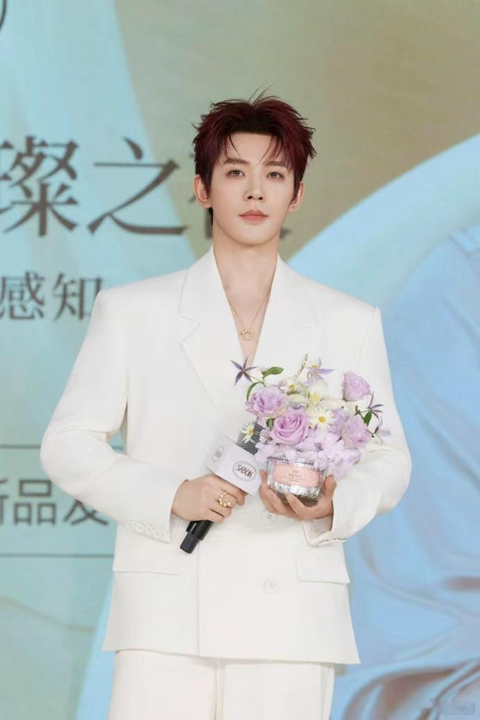 邓为出席活动妆造，白马王子具象化了 
