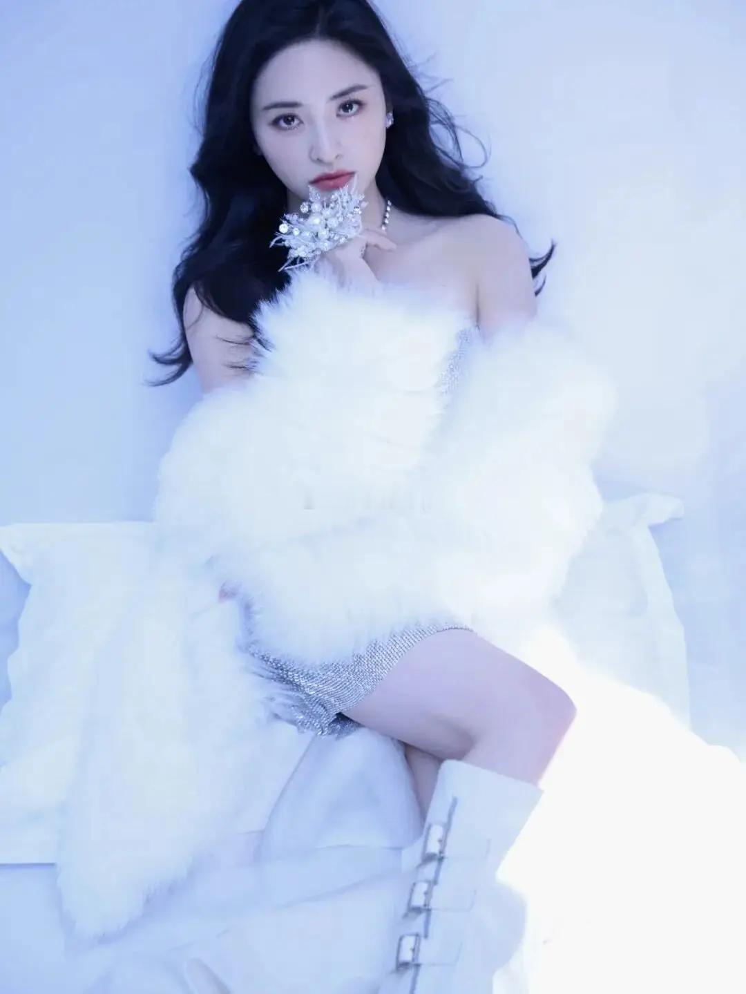 翟潇闻让沈月以后给他的新娘做伴娘，沈月拒绝了，她已经给很多人做过伴娘了，一点不想