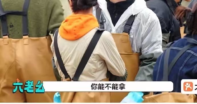 刘耀文被鱼扇了一巴掌刘耀文被鱼打了 刘耀文这段抓鱼太好笑了！鱼反手就是一耳光，孩