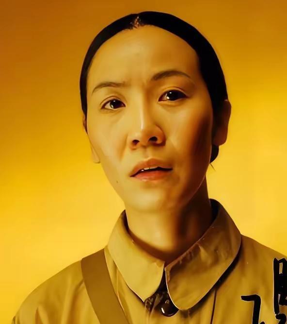 “中国最丑女演员”杨青，在北影面试时被考官当众嫌弃长得丑。她本以为艺术之路就此断