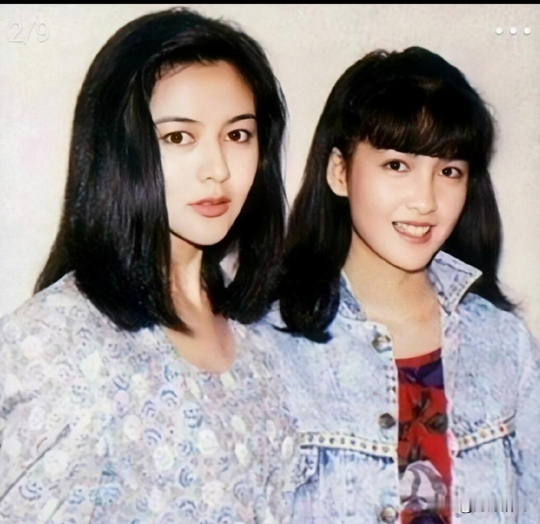 🎬 这是一张珍贵的老照片，照片中是当年香港影坛著名的两大女神，也是大家公认的两