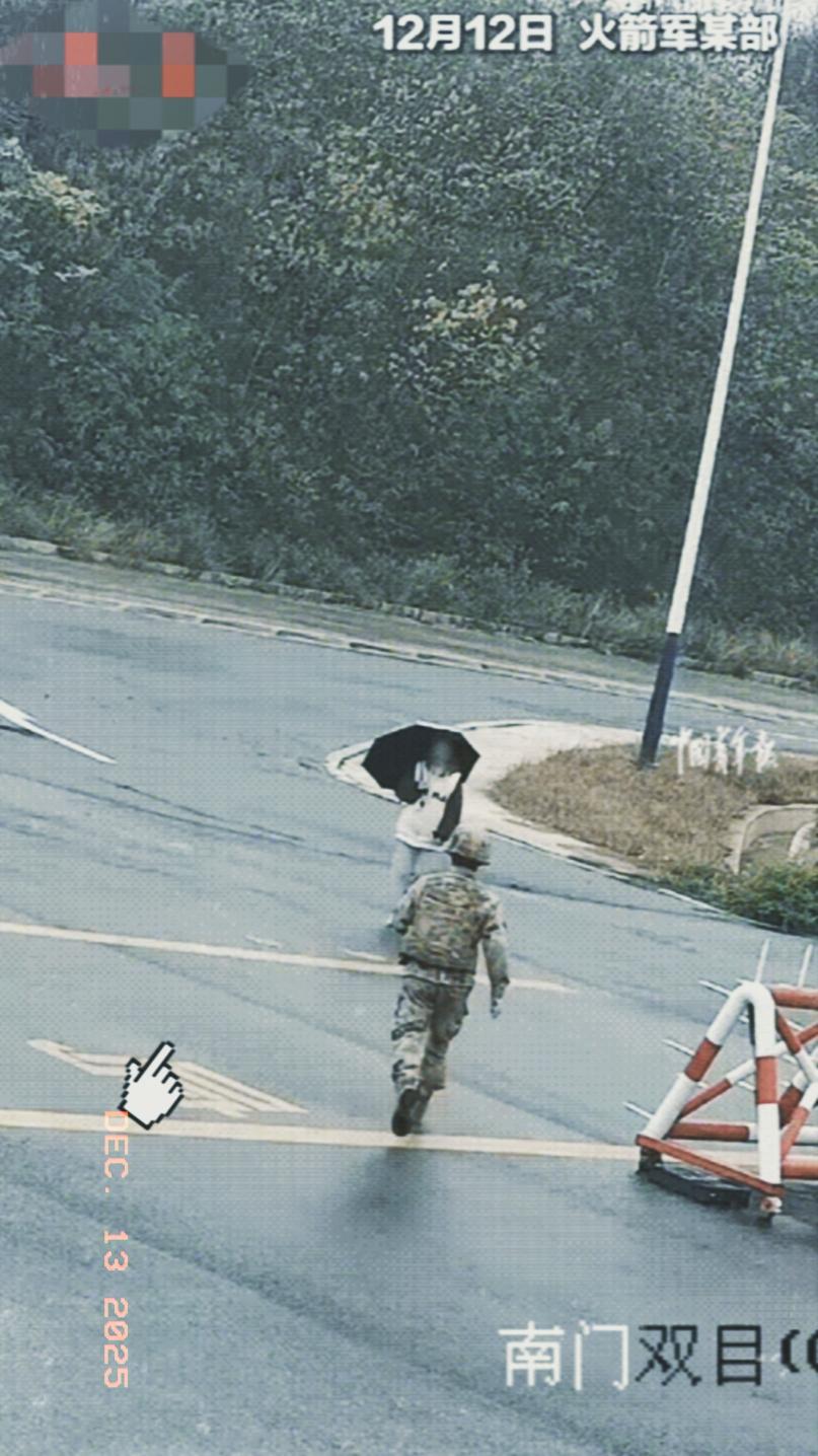 太机智了！火箭军某部，一女孩突然感到自己的身体好像不太对劲，立马朝着军队走去寻求