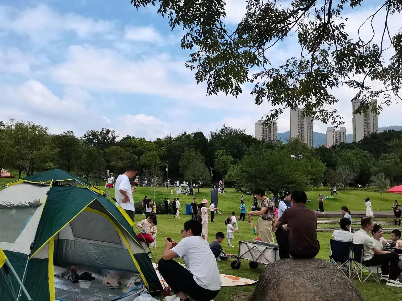 秋日微风暖阳下，带着帐篷去秋风中拾荒，捡拾散落的星辰，回收浪漫和自由的光！
  