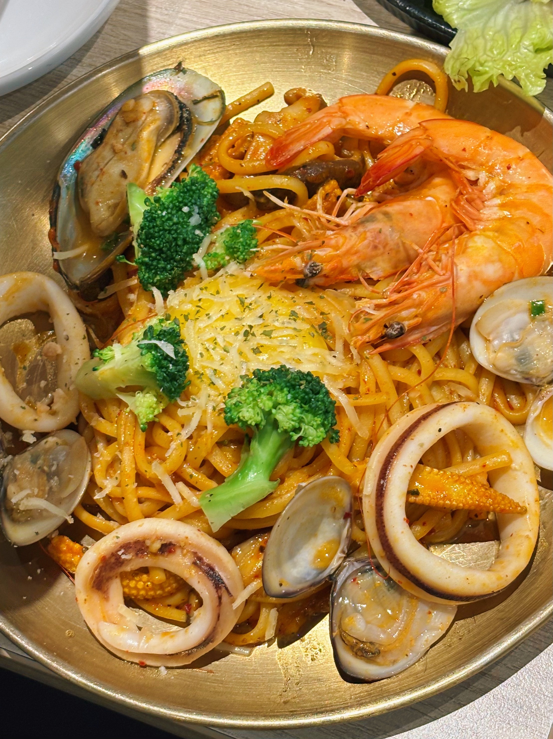 深夜食堂。分享一下饱到要吐的聚餐[乾杯][乾杯]我主管不语。只是ㄧ味的帮我点菜加