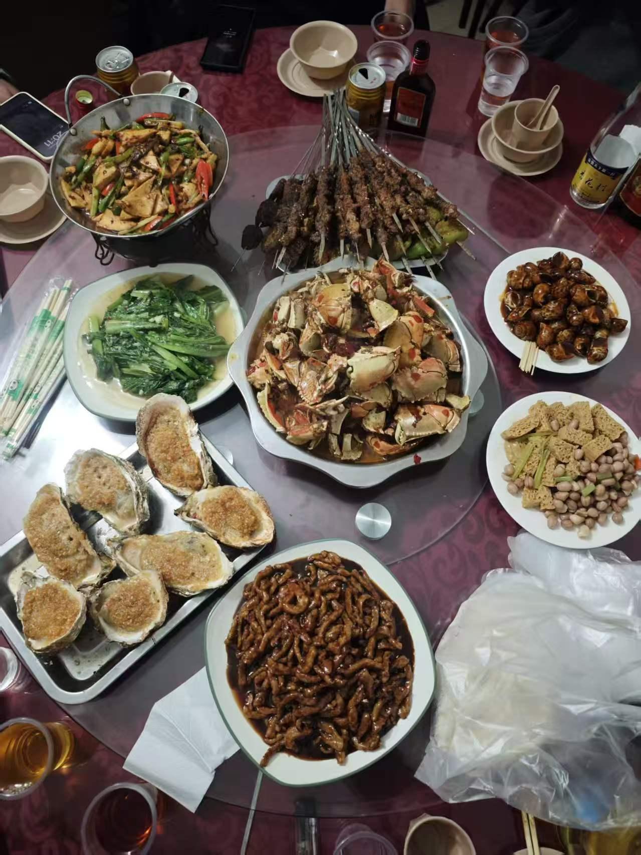 一上桌，蒜蓉烤生蚝就被抢着夹走了，金黄的蒜蓉裹着肥嫩的蚝肉，蒜香扑鼻；中间那盆香